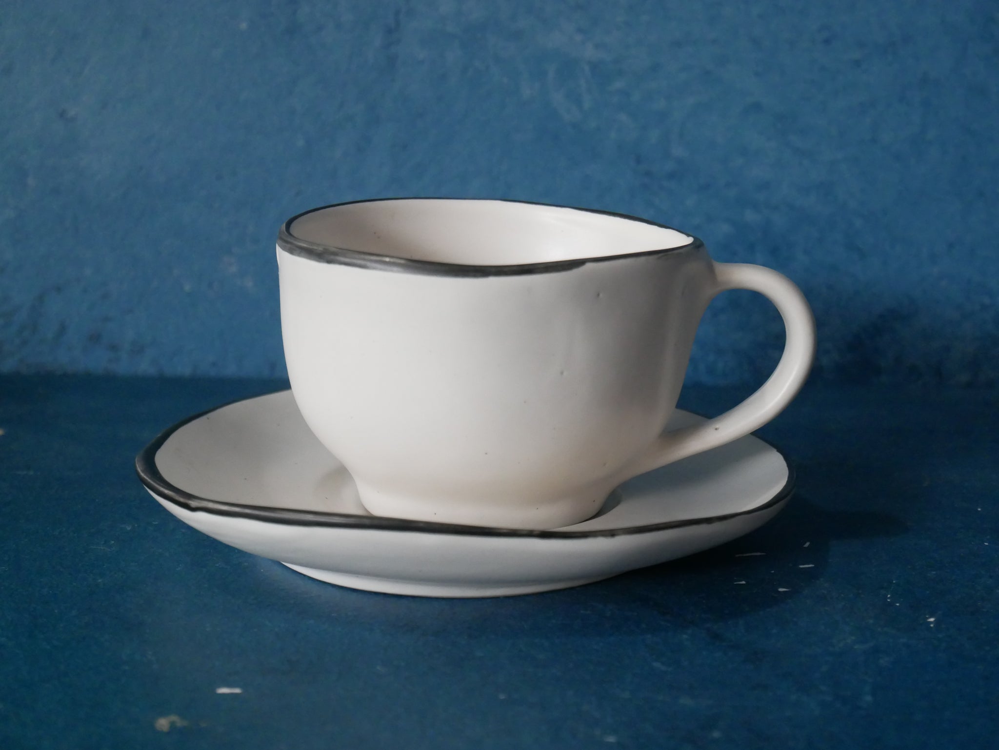 Free form / uneven Coffee set - White - black rim