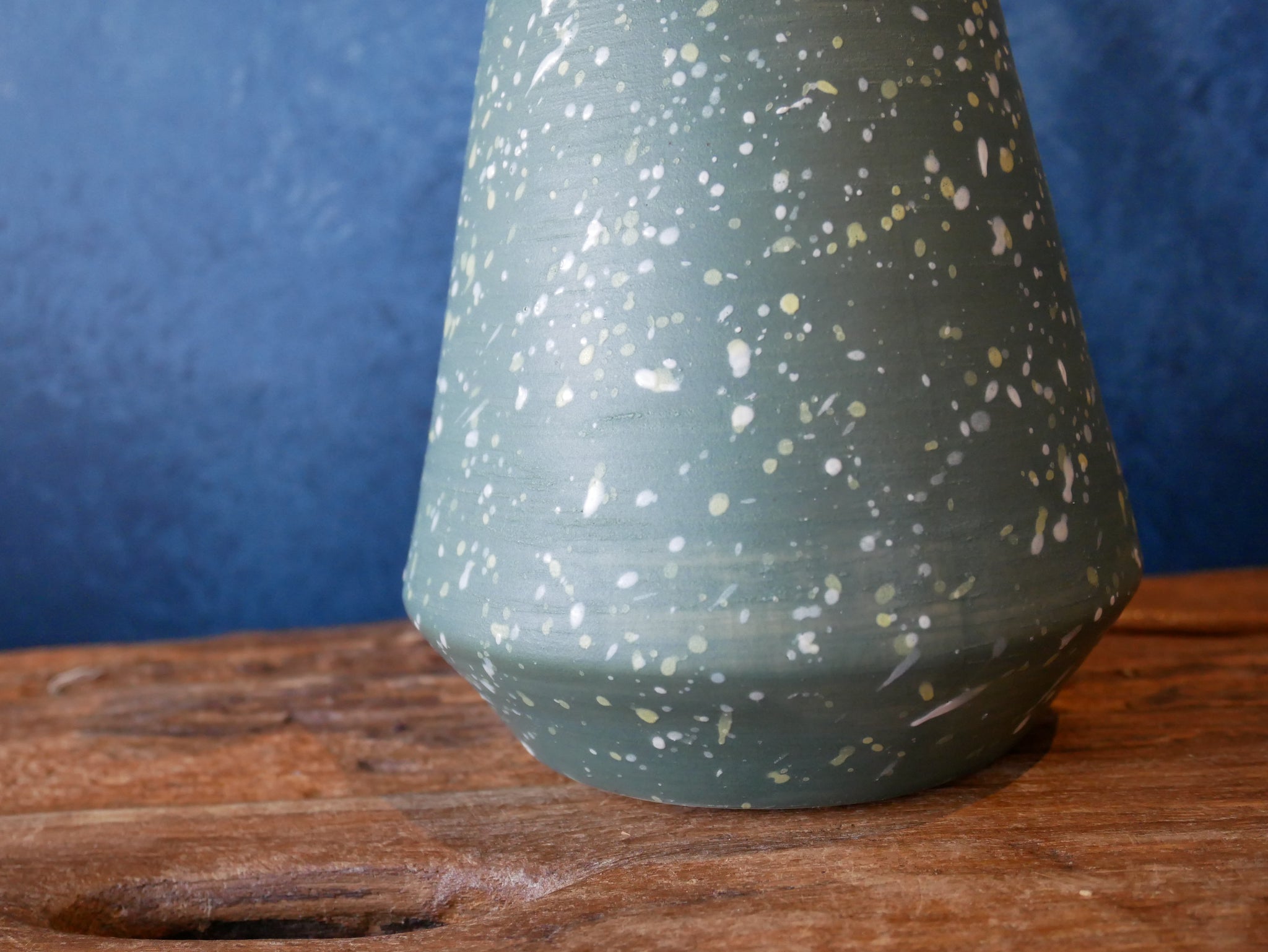Green and white-yellow spot vase - ll