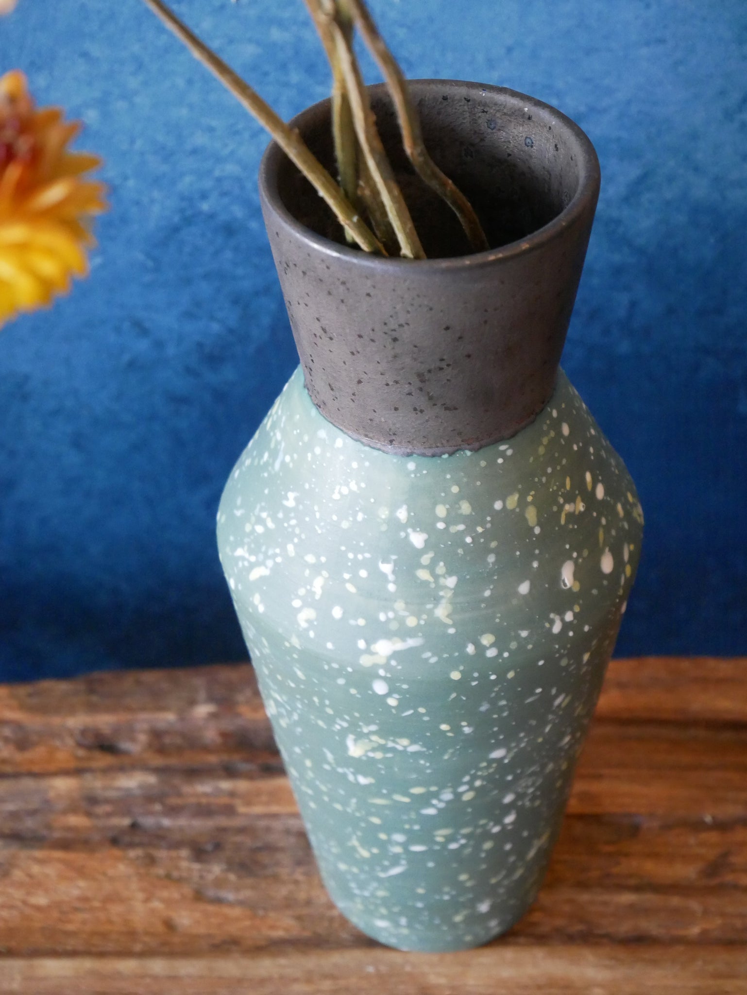 Green and white-yellow spot vase - lll