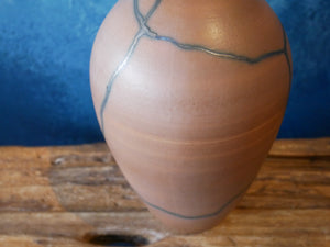 Brown Line vase - l