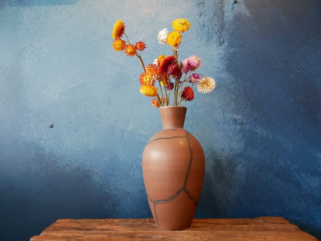 Brown Line vase - l